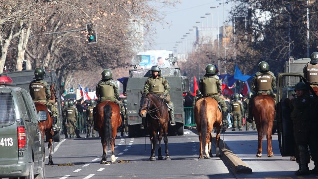 Dos carabineros fueron dados de baja por agresiones en marcha de Valparaíso