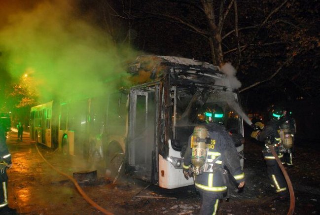 Dos adultos mayores resultaron con quemaduras tras ataque a bus del Transantiago