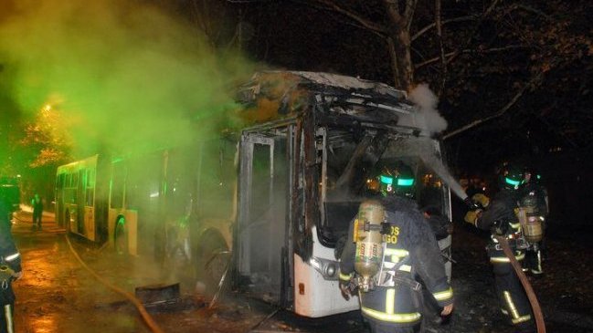 Dos adultos mayores resultaron con quemaduras tras ataque a bus del Transantiago