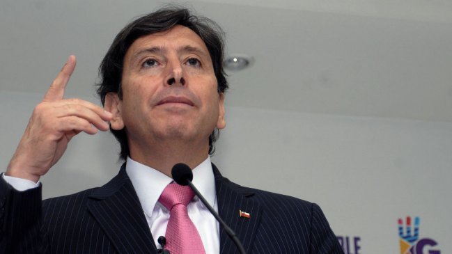 Golborne no comparte proyecto que define que sólo hombre y mujer pueden ser padres