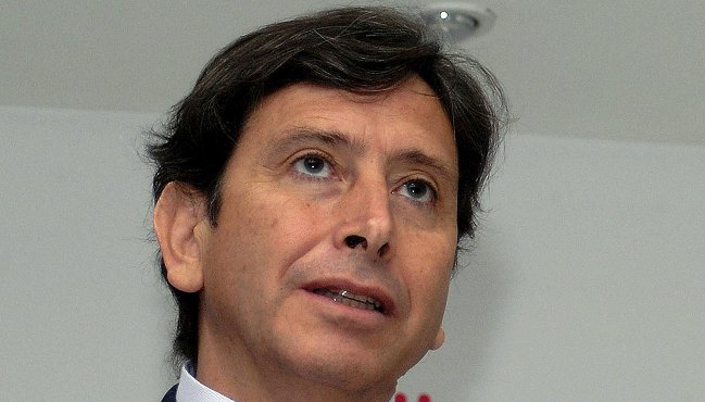 Golborne llamó a los políticos a 