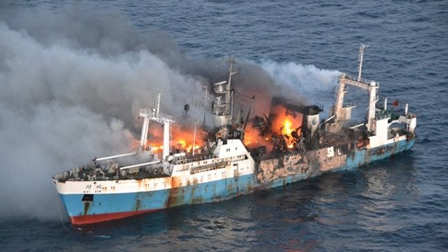Armada confirmó hundimiento de buque chino incendiado en la Antártica