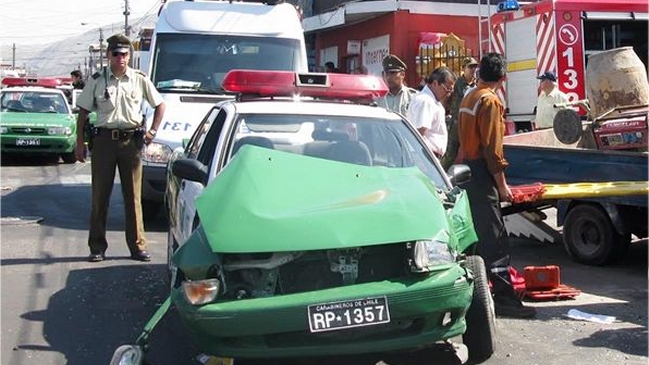Vehículo de Carabineros chocó contra una moto durante persecución en Providencia