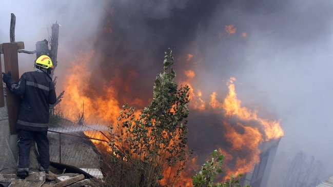 Incendio en Valparaíso: Al menos 35 casas resultaron quemadas