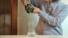 Filtro convierte la Coca-Cola en agua transparente