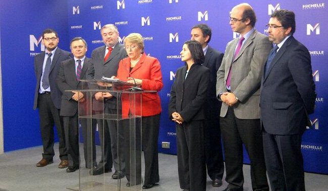 Bachelet presentó equipo que analizará cambios constitucionales