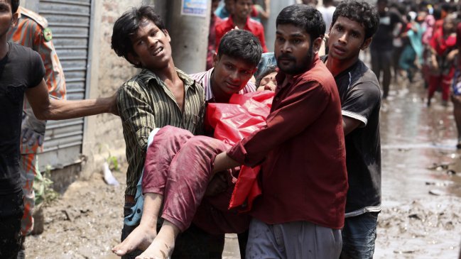 Al menos 76 muertos en el derrumbe de un edificio en Bangladesh