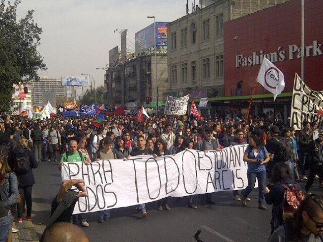 Estudiantes de universidades privadas marchan en la Alameda