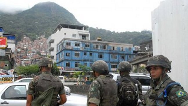 Policía ocupó favelas de Río de Janeiro para preparar visita del papa