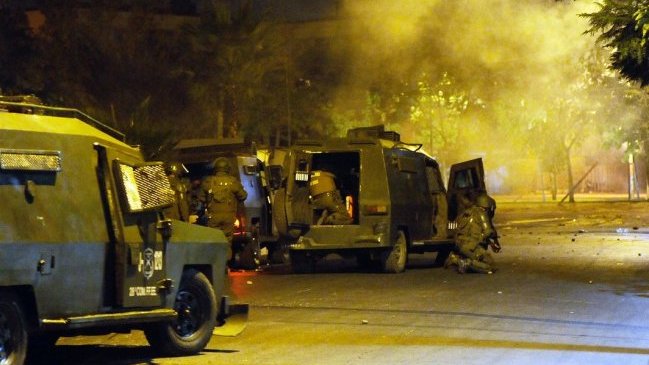 Una persona herida y tres detenidos tras ataque a bomba de bencina en Villa Francia