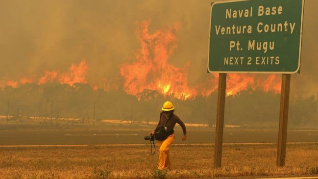 Incendio en California amenaza a más de 4.000 viviendas
