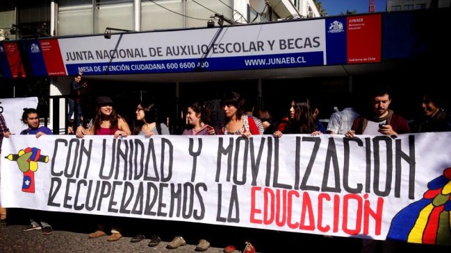 Estudiantes se tomaron Junaeb para protestar por retiro de becas