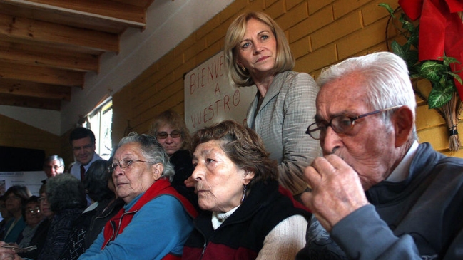 Matthei defendió el bono invierno y emplazó a Bachelet