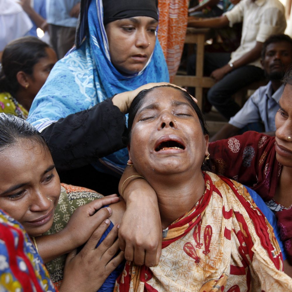Suben a 715 los muertos por tragedia de Bangladesh