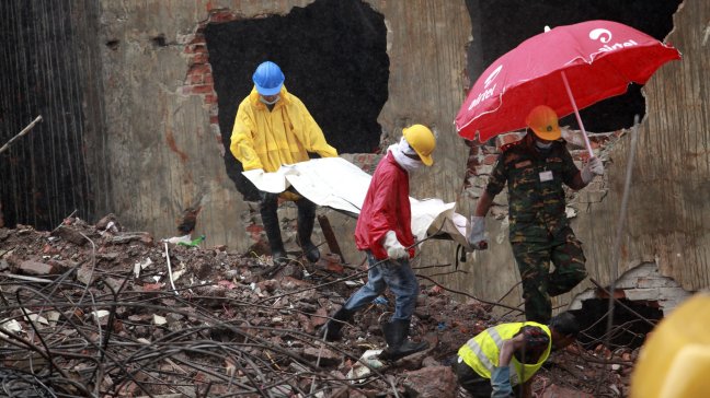 El número de muertos en la tragedia textil de Bangladesh supera los 800