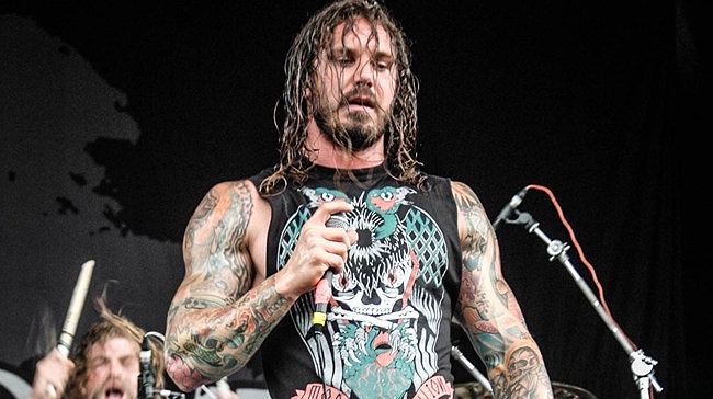 Cantante fue detenido por intentar que asesinaran a su mujer