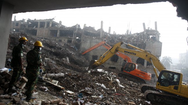 Mujer fue encontrada con vida entre escombros de derrumbe en Bangladesh