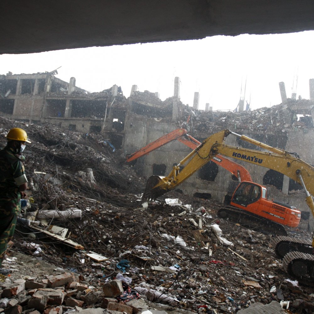 Mujer fue encontrada con vida entre escombros de derrumbe en Bangladesh