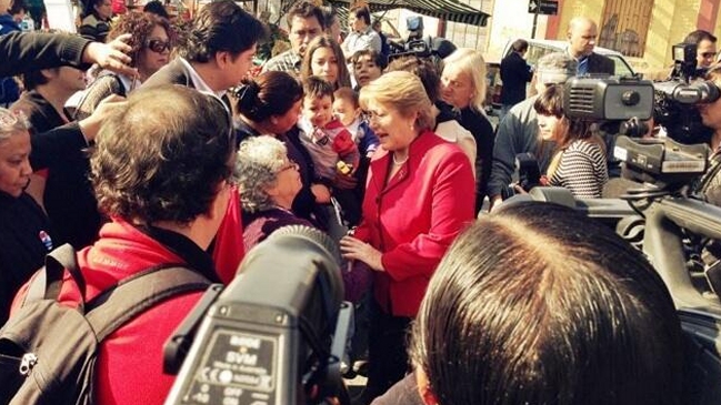 Michelle Bachelet se reunió con vecinos en feria de Santiago