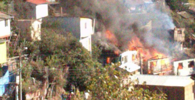Incendio destruyó dos casas en cerro Rodelillo de Valparaíso