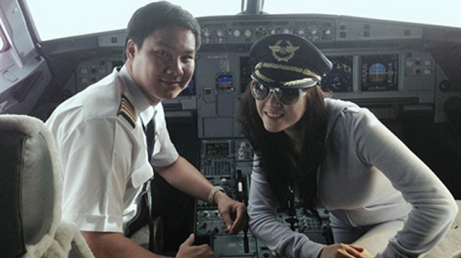 Piloto fue multado por posar con actriz en la cabina del avión durante el vuelo