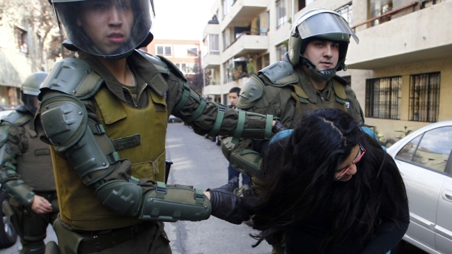 Secundarios protestaron en la PDI por alumno que acusa tortura