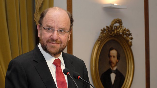 Canciller Moreno viaja a París por demanda de Perú