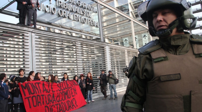 Secundarios se encadenaron en el Centro de Justicia