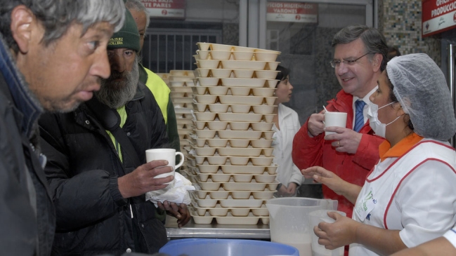 Albergue en estadio Víctor Jara recibió unas 200 personas en su primera noche