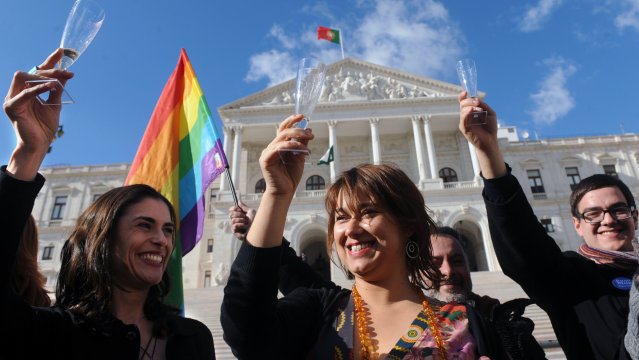Portugal aprobó derecho de adopción limitado para parejas homosexuales