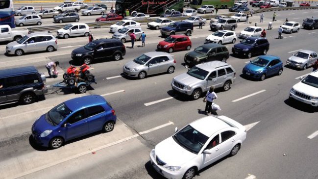 Casi 300 mil vehículos saldrán de Santiago este fin de semana largo