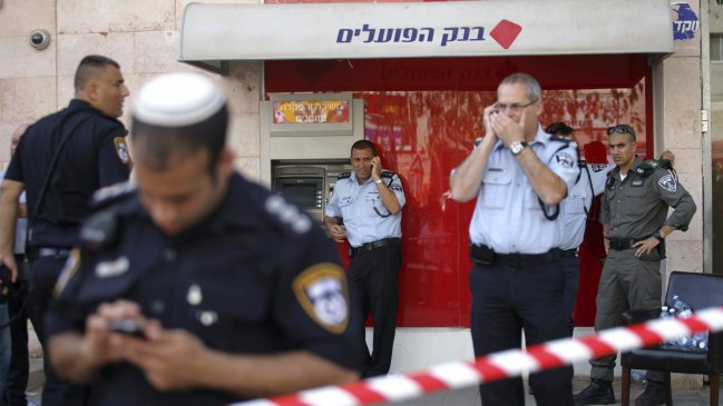 Ex policía mató a cuatro personas en banco israelí