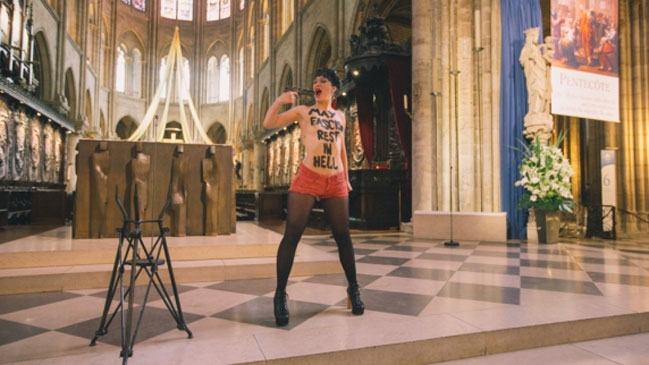 Feminista en topless protestó en la catedral de Notre-Dame