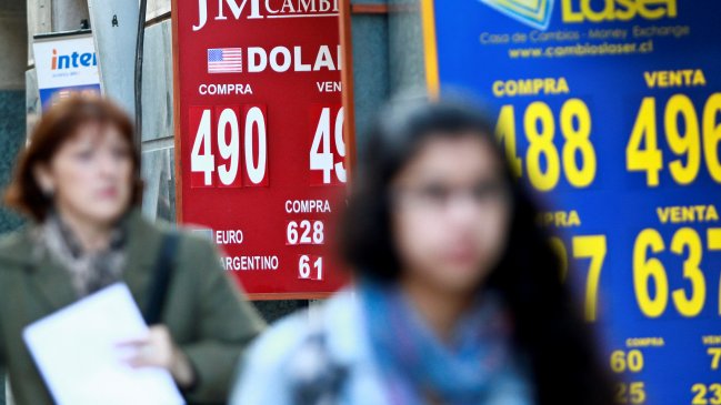 Académico advirtió nueva alza de combustibles por subida del dólar