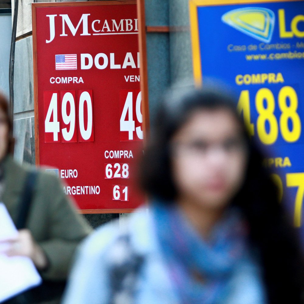 Académico advirtió nueva alza de combustibles por subida del dólar