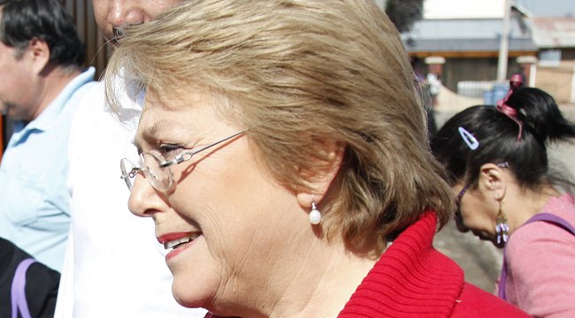 Bachelet se reunirá en privado con familiares de víctimas del tsunami
