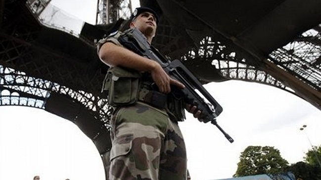 Soldado fue agredido con arma blanca en París
