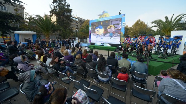 Con cinta proyectada por energía de bicicletas finalizó festival de cine de Chilectra