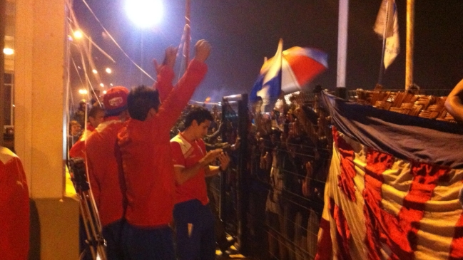 Plantel de la UC arribó a Arica y fue recibido por numerosos hinchas