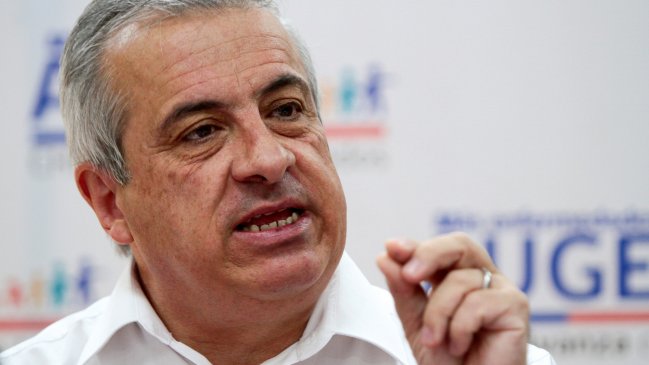 Salud entrega antibióticos a alumnos de docente que falleció en Osorno por meningitis W-135