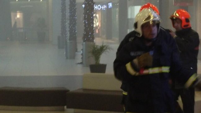 Bomberos: En Costanera Center solo se quemó un automóvil