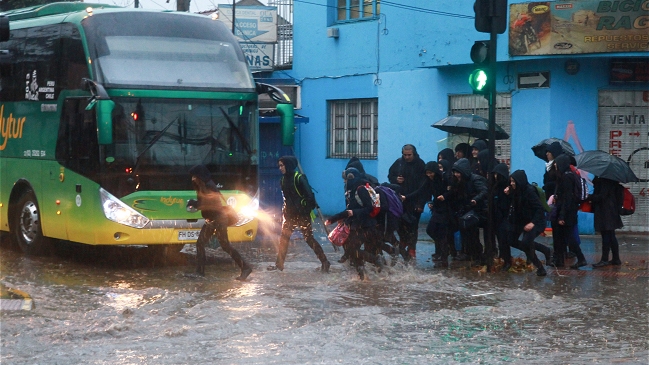 Mineduc suspendió clases de jardines y escolares en la Región Metropolitana y parte de Valparaíso