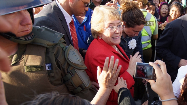 Joven que escupió a Bachelet pasará a control de detención este miércoles