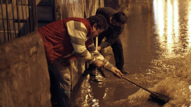Temporal deja varias viviendas inundadas en población de Renca