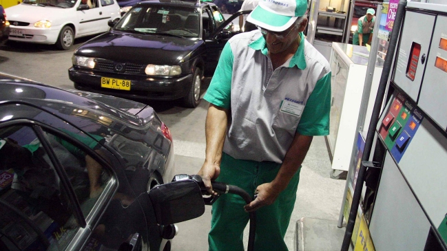 Bencinas subirán hasta 15 pesos este jueves, según ENAP