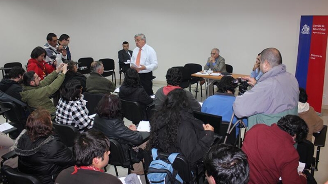 Ministro Mañalich llegó a Chiloé en medio de protestas