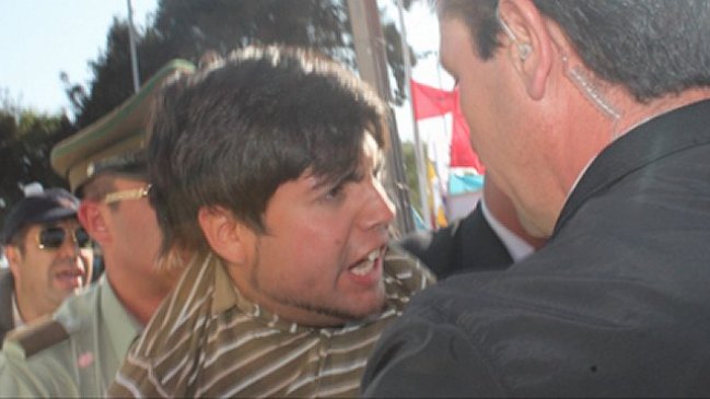 Joven que escupió a Bachelet quedó en libertad