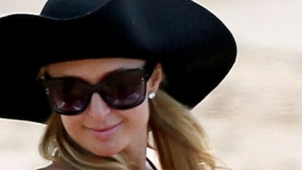 Paris Hilton fue captada en traje de baño en playa de Maui