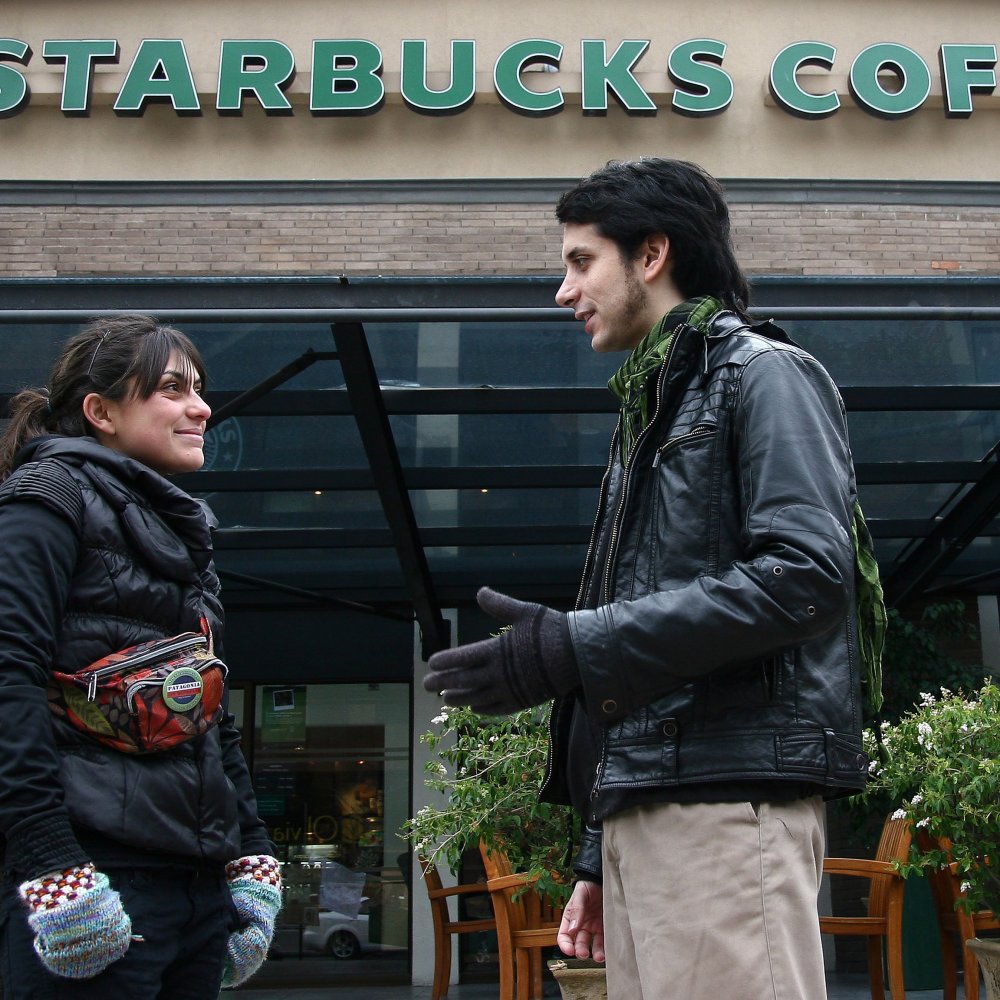 Starbucks prohibirá fumar a siete metros de sus 7 mil locales en EE.UU.