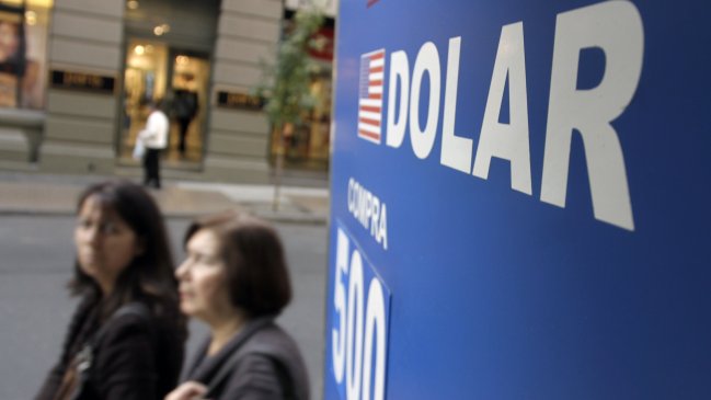 Alza del dólar: Economistas advierten efectos en la inflación y en los combustibles